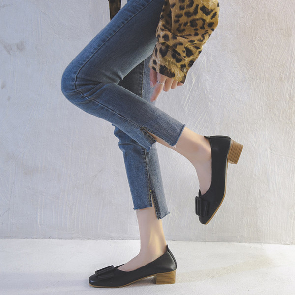 Дамски кожени обувки с дебел ток и панделка 