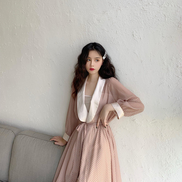 Rozā pavasara sieviešu kleita ar garām piedurknēm