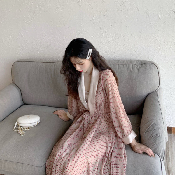 Rozā pavasara sieviešu kleita ar garām piedurknēm