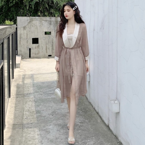 Rozā pavasara sieviešu kleita ar garām piedurknēm