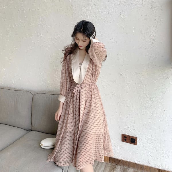 Rozā pavasara sieviešu kleita ar garām piedurknēm