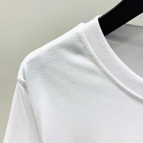 Нов модел дамска тениска с мече и овално деколте