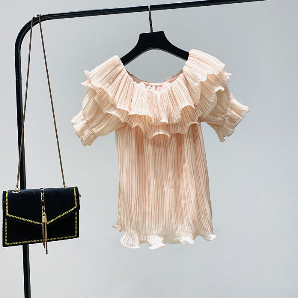 Moderna sieviešu blūze ar laivveida kakla izgriezumu un īsām piedurknēm