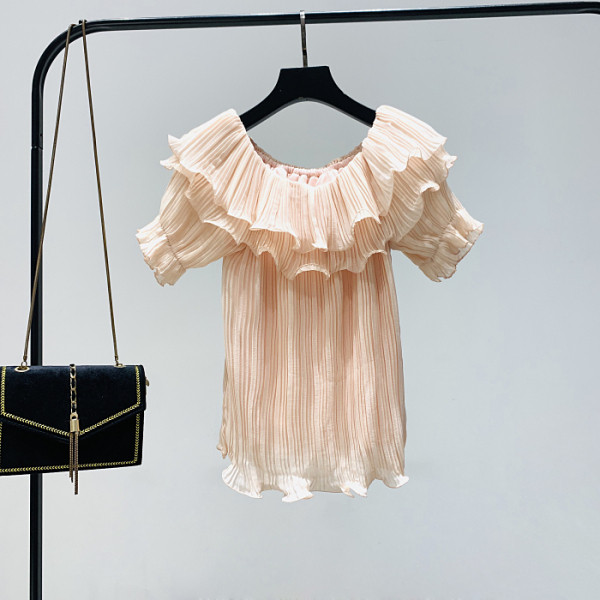 Moderna sieviešu blūze ar laivveida kakla izgriezumu un īsām piedurknēm