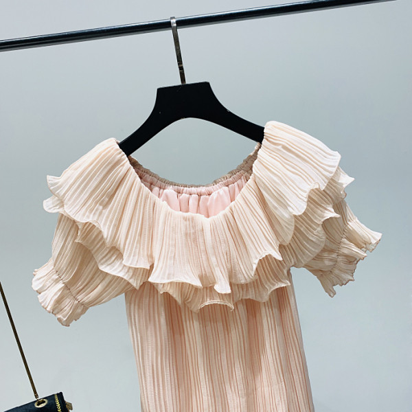 Moderna sieviešu blūze ar laivveida kakla izgriezumu un īsām piedurknēm