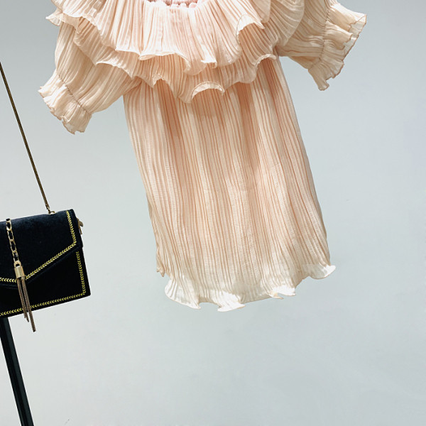 Moderna sieviešu blūze ar laivveida kakla izgriezumu un īsām piedurknēm