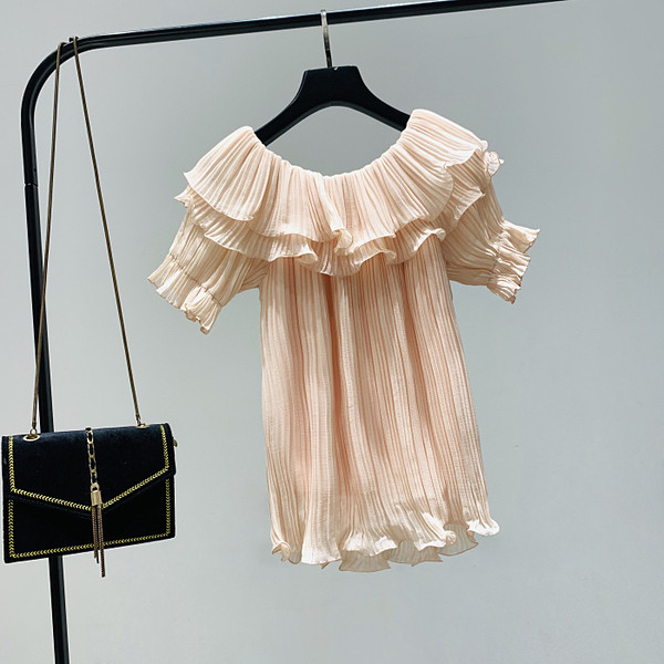 Moderna sieviešu blūze ar laivveida kakla izgriezumu un īsām piedurknēm