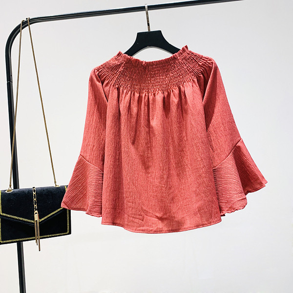 Lezser női blúz széles ujjal és csónakos nyakkivágással