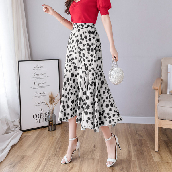 Spalvingas moteriško sijono kirpimo modelis aukštu liemeniu