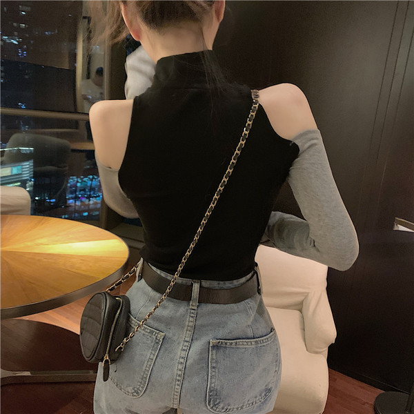 Moteriška laisvalaikio palaidinė apnuogintais pečiais ir aukšta apykakle