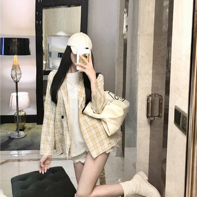 Moteriška pavasarinė striukė su sagute