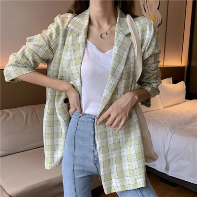 Moteriška pavasarinė striukė su sagute