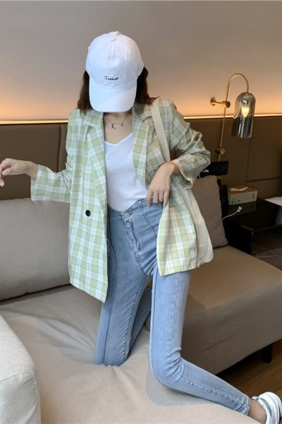 Moteriška pavasarinė striukė su sagute