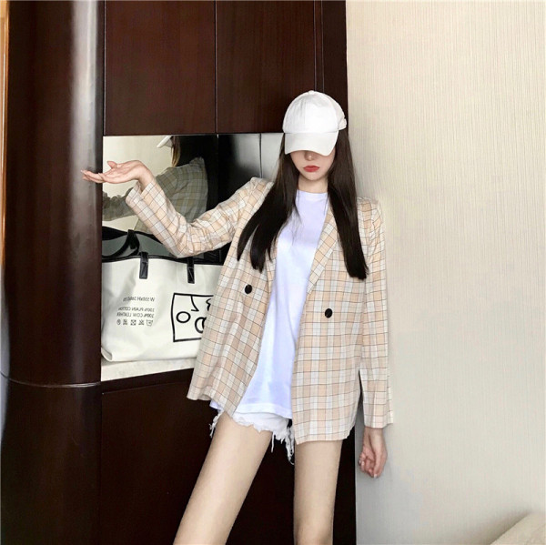 Moteriška pavasarinė striukė su sagute