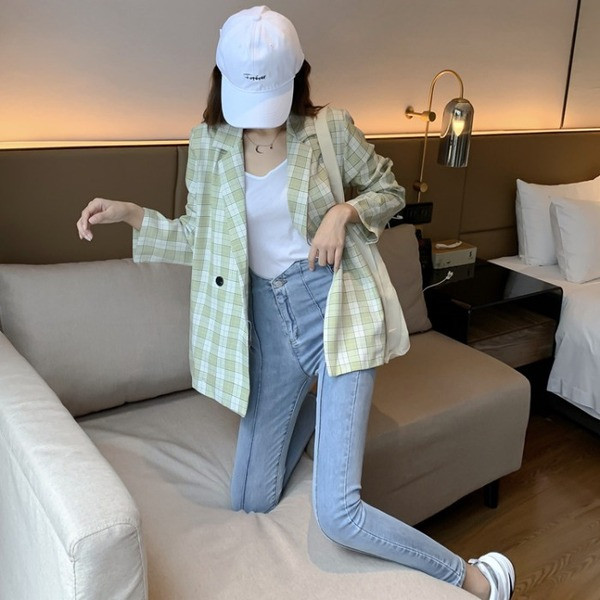 Moteriška pavasarinė striukė su sagute