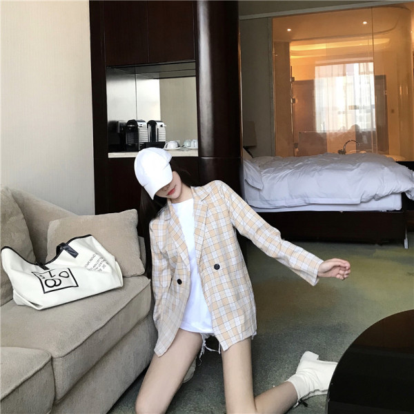 Moteriška pavasarinė striukė su sagute