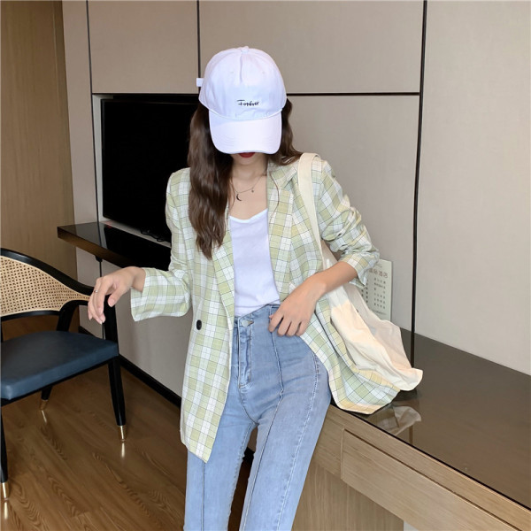 Moteriška pavasarinė striukė su sagute