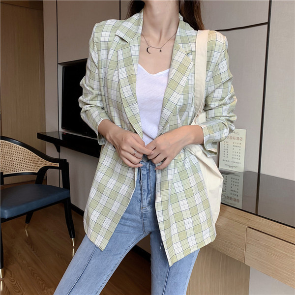 Moteriška pavasarinė striukė su sagute