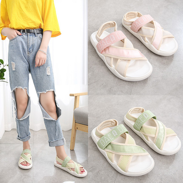 Ежедневни дамски сандали с равна подметка и надпис на каишката 