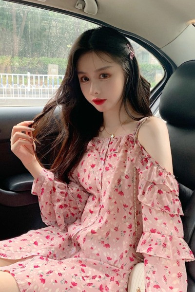 Pavasarinė moteriška suknelė nuleidžiamomis rankovėmis ir gėlių raštu