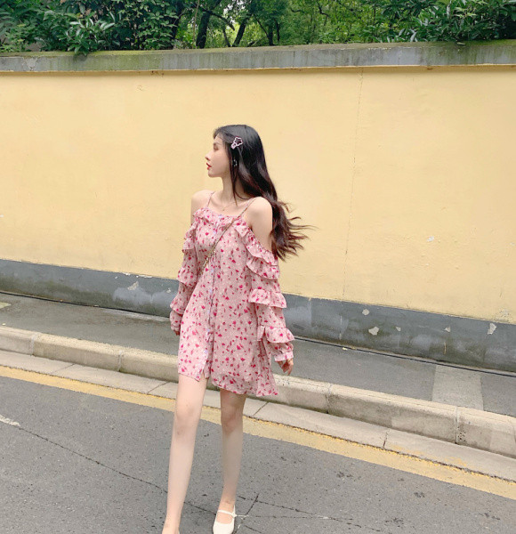 Pavasarinė moteriška suknelė nuleidžiamomis rankovėmis ir gėlių raštu