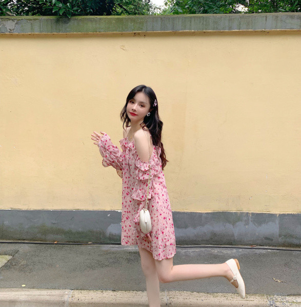 Pavasarinė moteriška suknelė nuleidžiamomis rankovėmis ir gėlių raštu