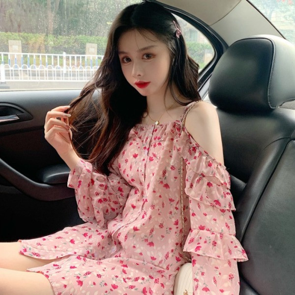 Pavasarinė moteriška suknelė nuleidžiamomis rankovėmis ir gėlių raštu