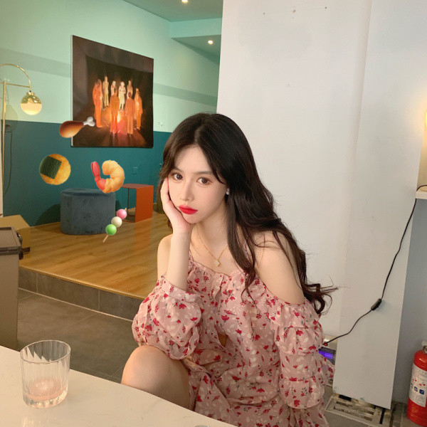 Pavasarinė moteriška suknelė nuleidžiamomis rankovėmis ir gėlių raštu