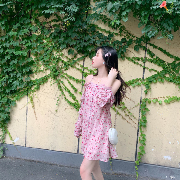 Pavasarinė moteriška suknelė nuleidžiamomis rankovėmis ir gėlių raštu