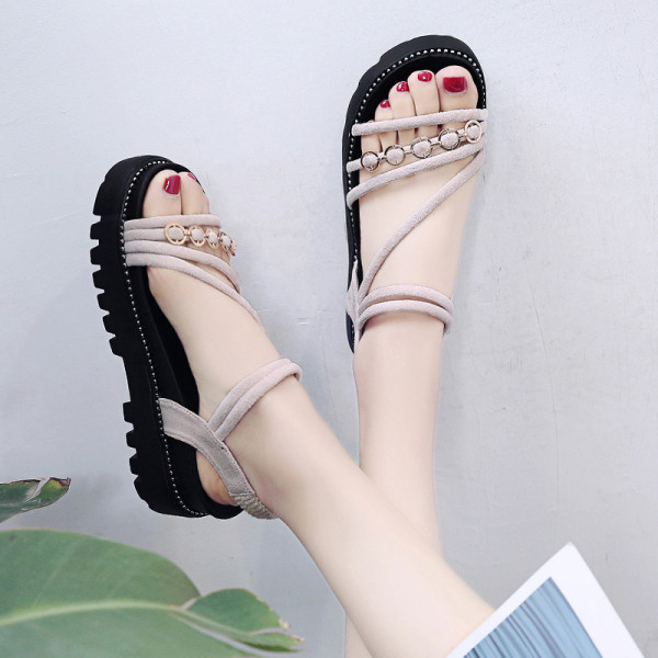 Модерни дамски сандали с равна подметка и метални елементи 