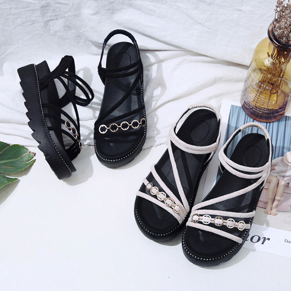 Модерни дамски сандали с равна подметка и метални елементи 