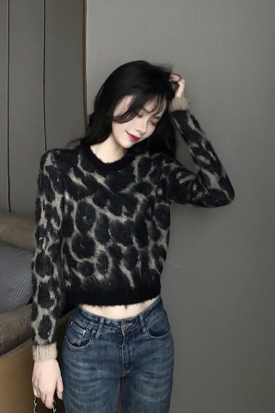 Модерна дамска блуза с леопардов принт и овално деколте 