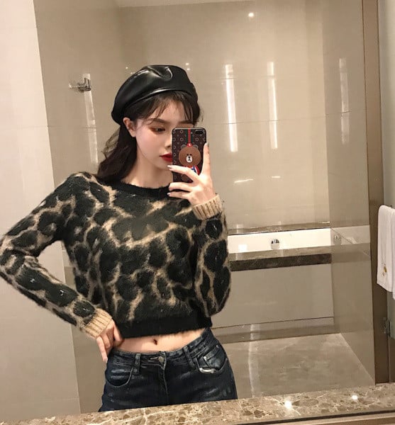 Модерна дамска блуза с леопардов принт и овално деколте 