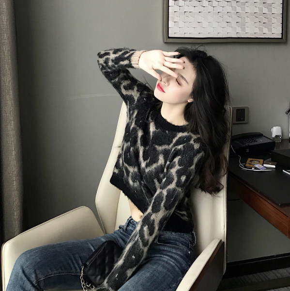 Модерна дамска блуза с леопардов принт и овално деколте 