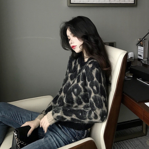 Модерна дамска блуза с леопардов принт и овално деколте 