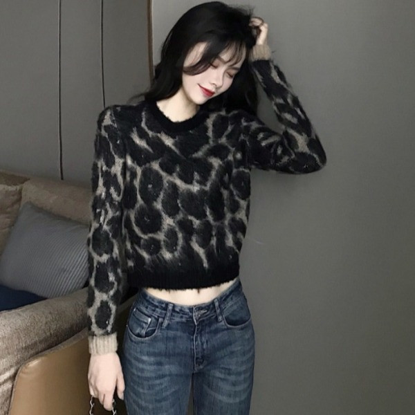 Модерна дамска блуза с леопардов принт и овално деколте 