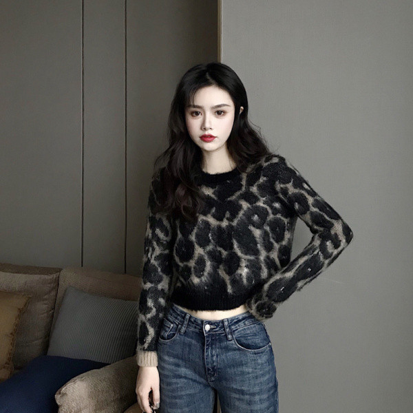 Модерна дамска блуза с леопардов принт и овално деколте 