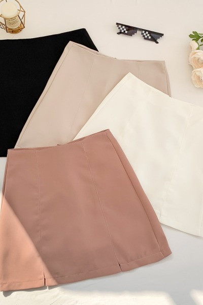 Moodne kõrge vöökoha ja lõhikutega naiste seelik