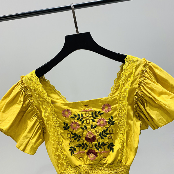 Bluză de damă modernă cu decolteu pătrat, broderie și mâneci scurte