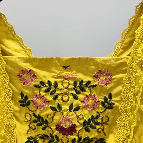 Bluză de damă modernă cu decolteu pătrat, broderie și mâneci scurte