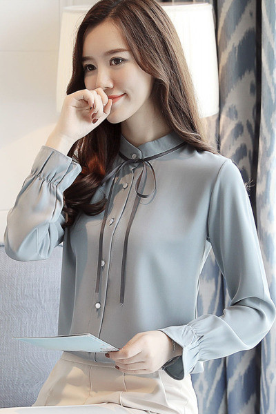 Елегантна дамска риза с ниска яка и връзка