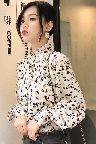 Stilingi moteriški marškiniai žema apykakle ir sagomis