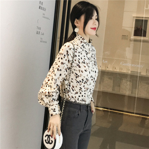 Stilingi moteriški marškiniai žema apykakle ir sagomis