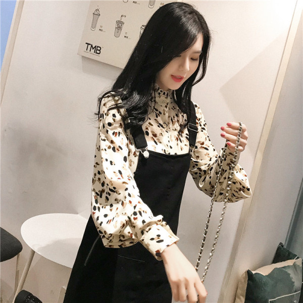 Stilingi moteriški marškiniai žema apykakle ir sagomis