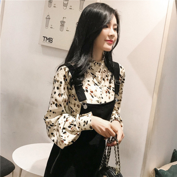 Stilingi moteriški marškiniai žema apykakle ir sagomis