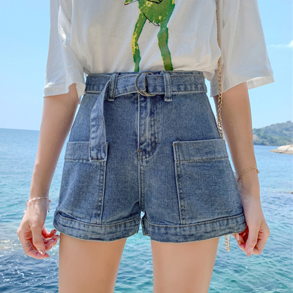 Modern női rövid farmernadrág zsebekkel, magas derékkal és övvel