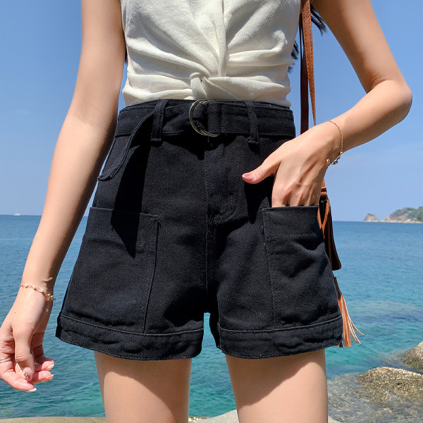 Modern női rövid farmernadrág zsebekkel, magas derékkal és övvel