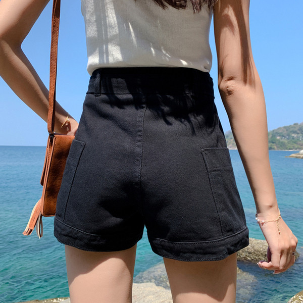 Modern női rövid farmernadrág zsebekkel, magas derékkal és övvel