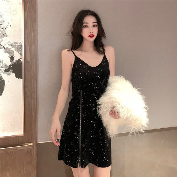 Juoda moteriška suknelė su plonais petnešėlėmis ir užtrauktuku