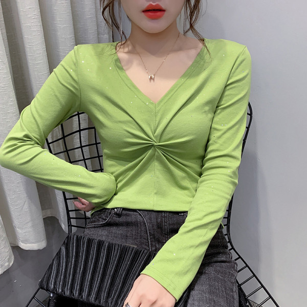 Laisvalaikio moteriškos palaidinės modelis su špico iškirpte